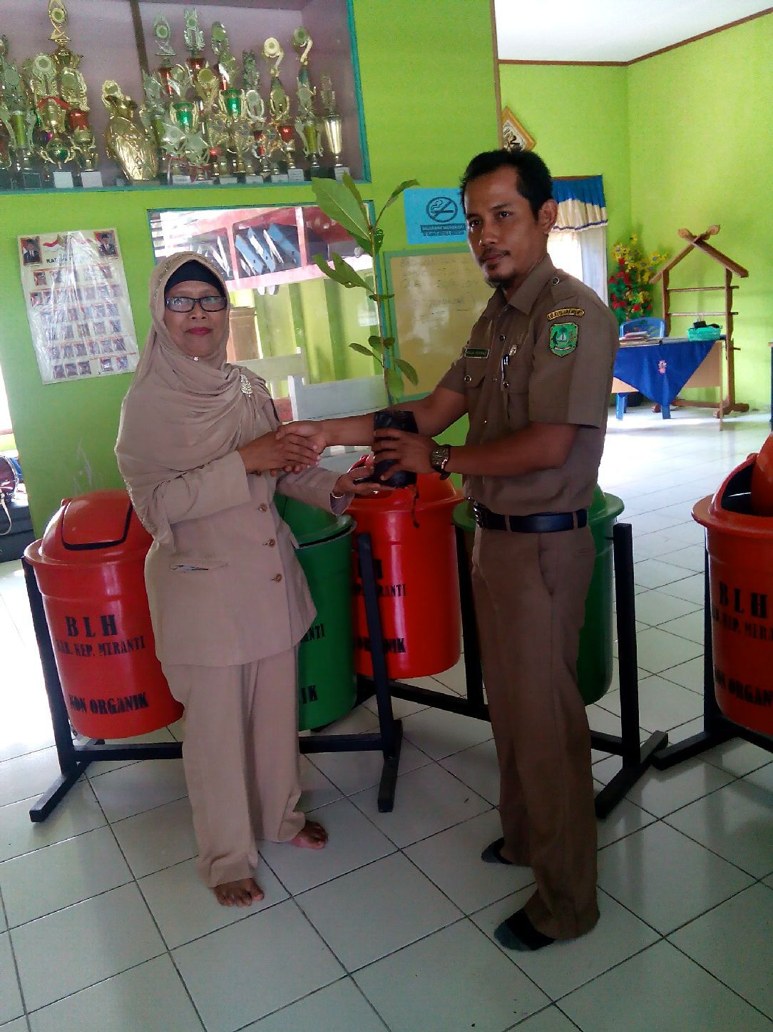 Dukung Program Adiwiyata, BLH Bagi 40 Unit Tong Sampah dan 1000 Bibit Tanaman